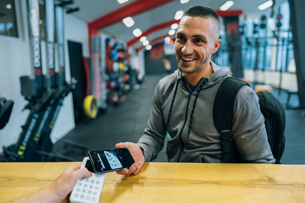 Boutique d'un club de fitness proposant boissons, snacks et accessoires
