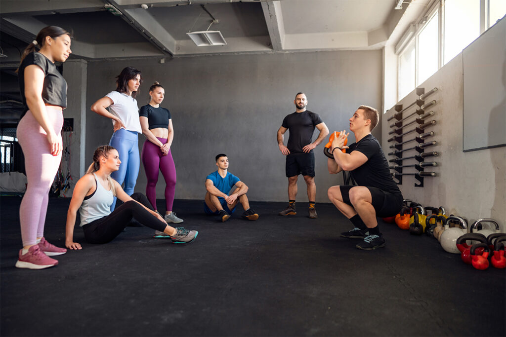 Séance de coaching en petit groupe encadrée par un coach sportif