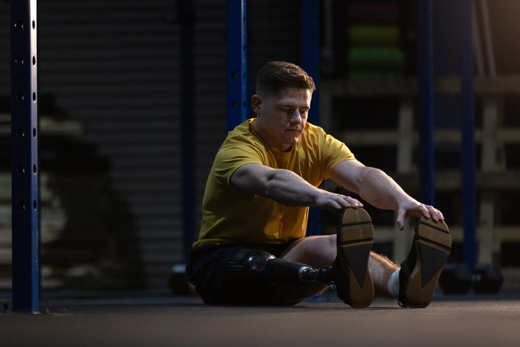 Adhérents s'entraînant librement dans un club de fitness aux horaires élargis
